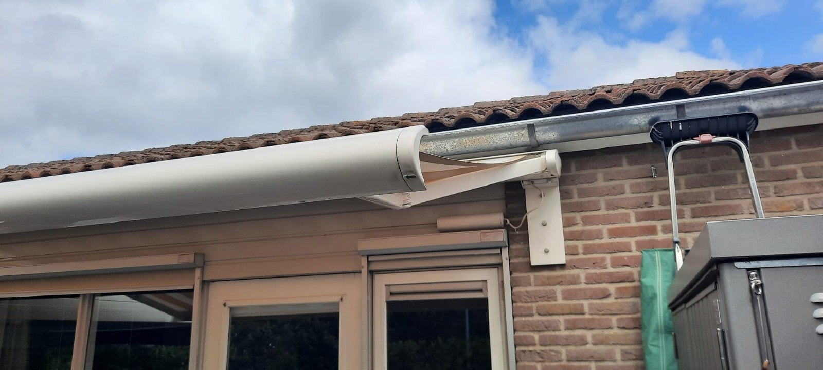 Zonnescherm, electrisch, knikarm, gesloten bak, mooi doek, Tuin en Terras, Zonneschermen, Ophalen, Elektrisch, Zo goed als nieuw