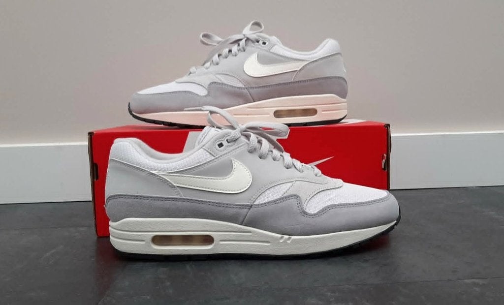 Nike Max 1 / Vast Grey-Sail-Wolf Grey/ Maat 44,5, Kleding | Heren, Schoenen, Overige kleuren, Nike, Ophalen of Verzenden, Sneakers of Gympen