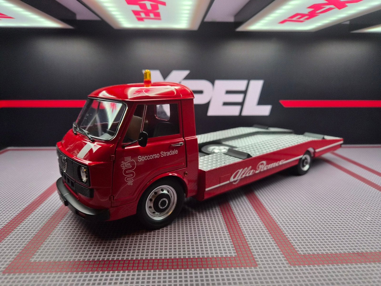 1/18 Alfa Romeo A12 (F12) 1977 oprijwagen, Ophalen of Verzenden, Zo goed als nieuw, Auto, Overige merken