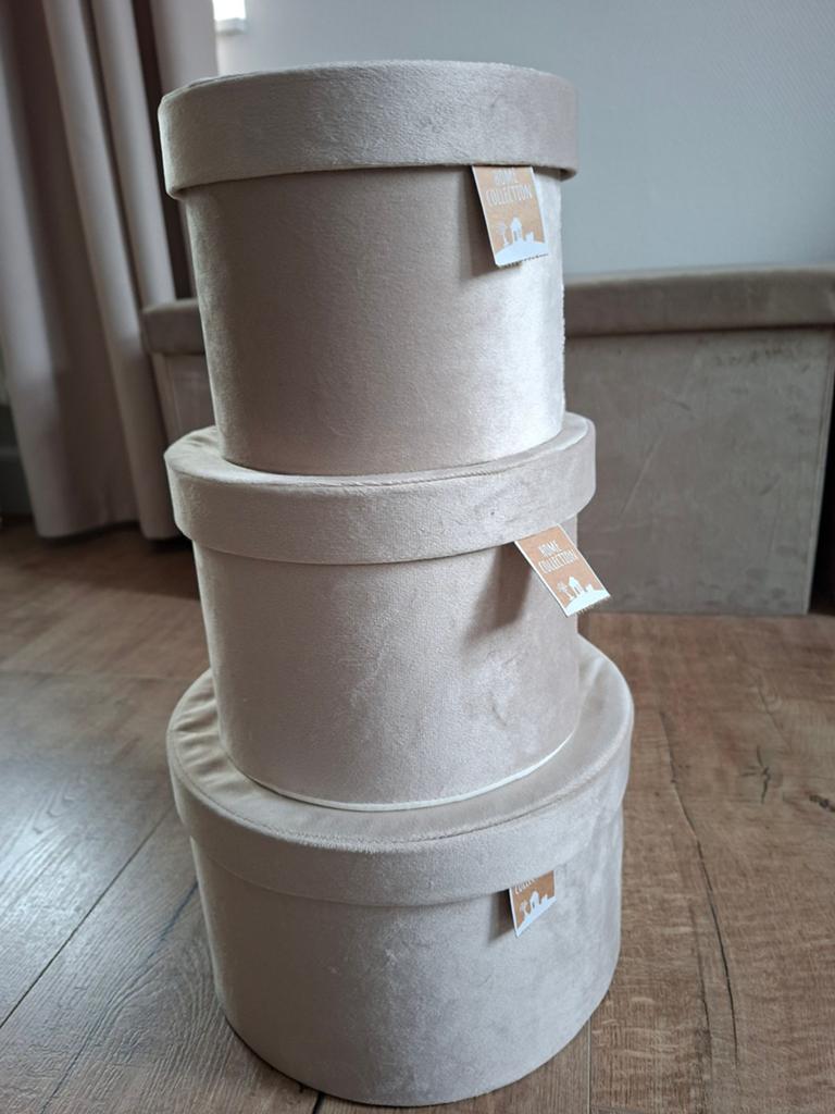Nieuw: Set van 3 hoedendozen velvet fluweel beige, Huis en Inrichting, Ophalen of Verzenden, Nieuw, Beige, Overige materialen