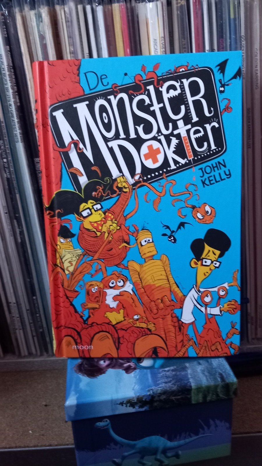De Monster Dokter - John Kelly (Kinderboek), Ophalen of Verzenden, Gelezen, John Kelly, Fictie algemeen