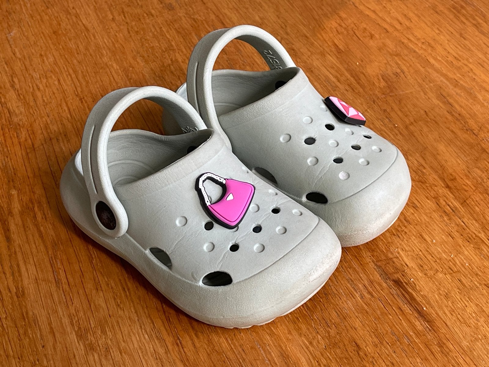 Leuke croc-achtige sandalen voor baby, maat 23-24, Gebruikt, Jongen of Meisje, Schoenen, Ophalen of Verzenden