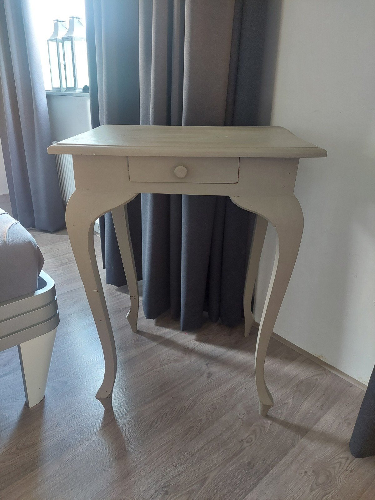 Elegant bijzettafeltje met lade, Huis en Inrichting, Minder dan 55 cm, Gebruikt, Ophalen of Verzenden, Klassiek, Landelijk