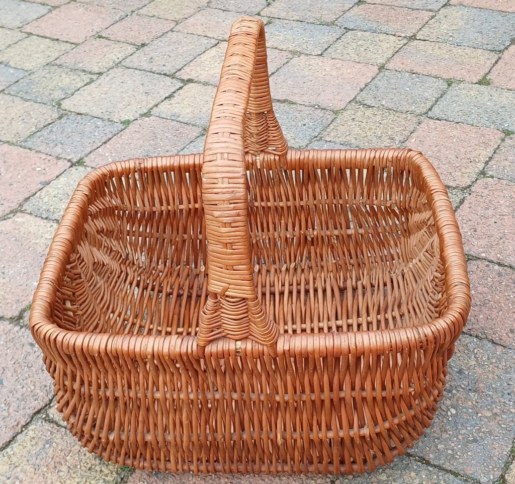 Grote gevlochten rieten mand met hengsel, Huis en Inrichting, Ophalen, Gebruikt, Mand, Gevlochten