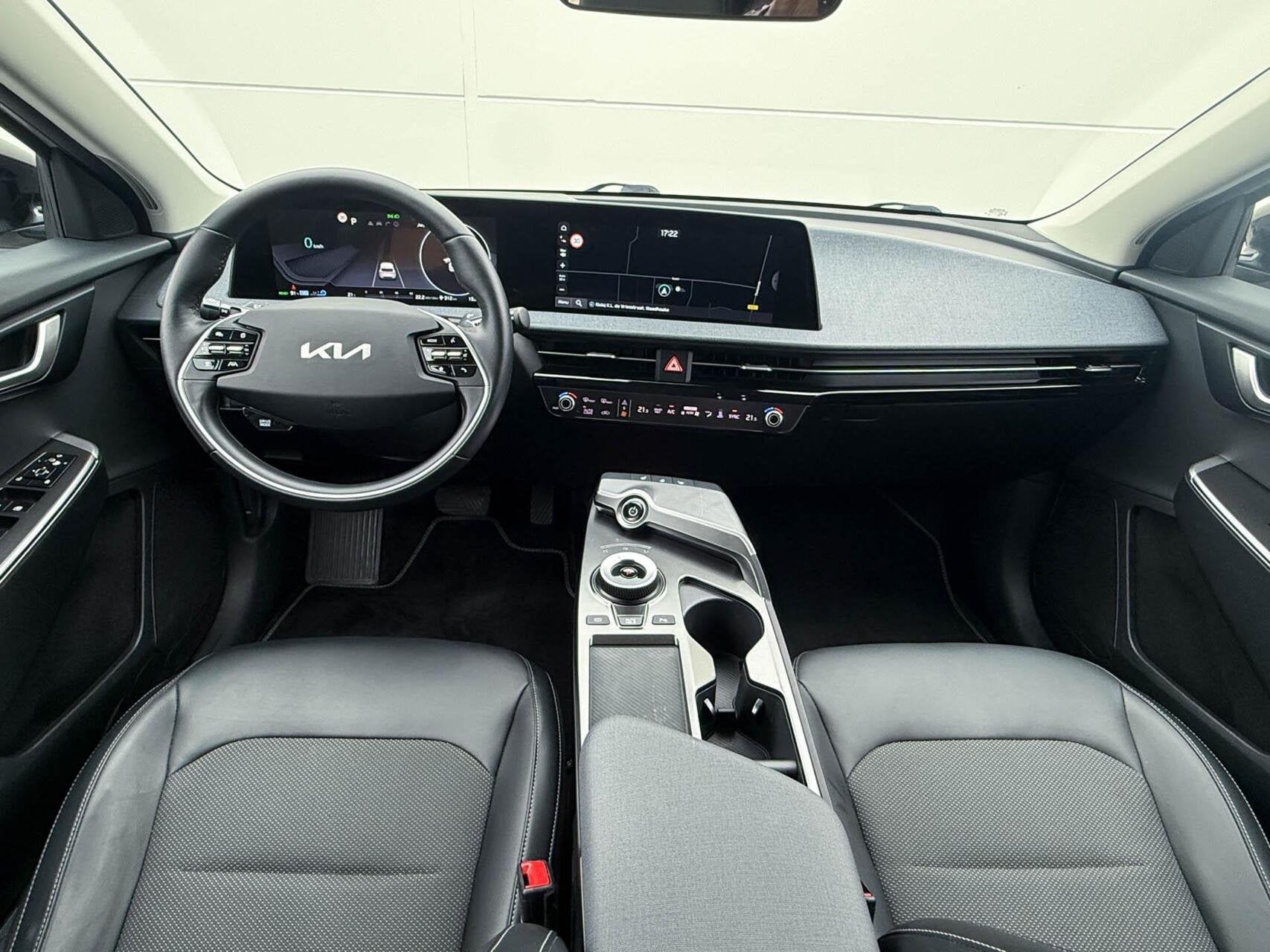 Kia EV6 Air 58 kWh | SOH 98% | Half leder | Camera | Trekhaa, Dealer onderhouden, Gebruikt, Wit, 17 min
