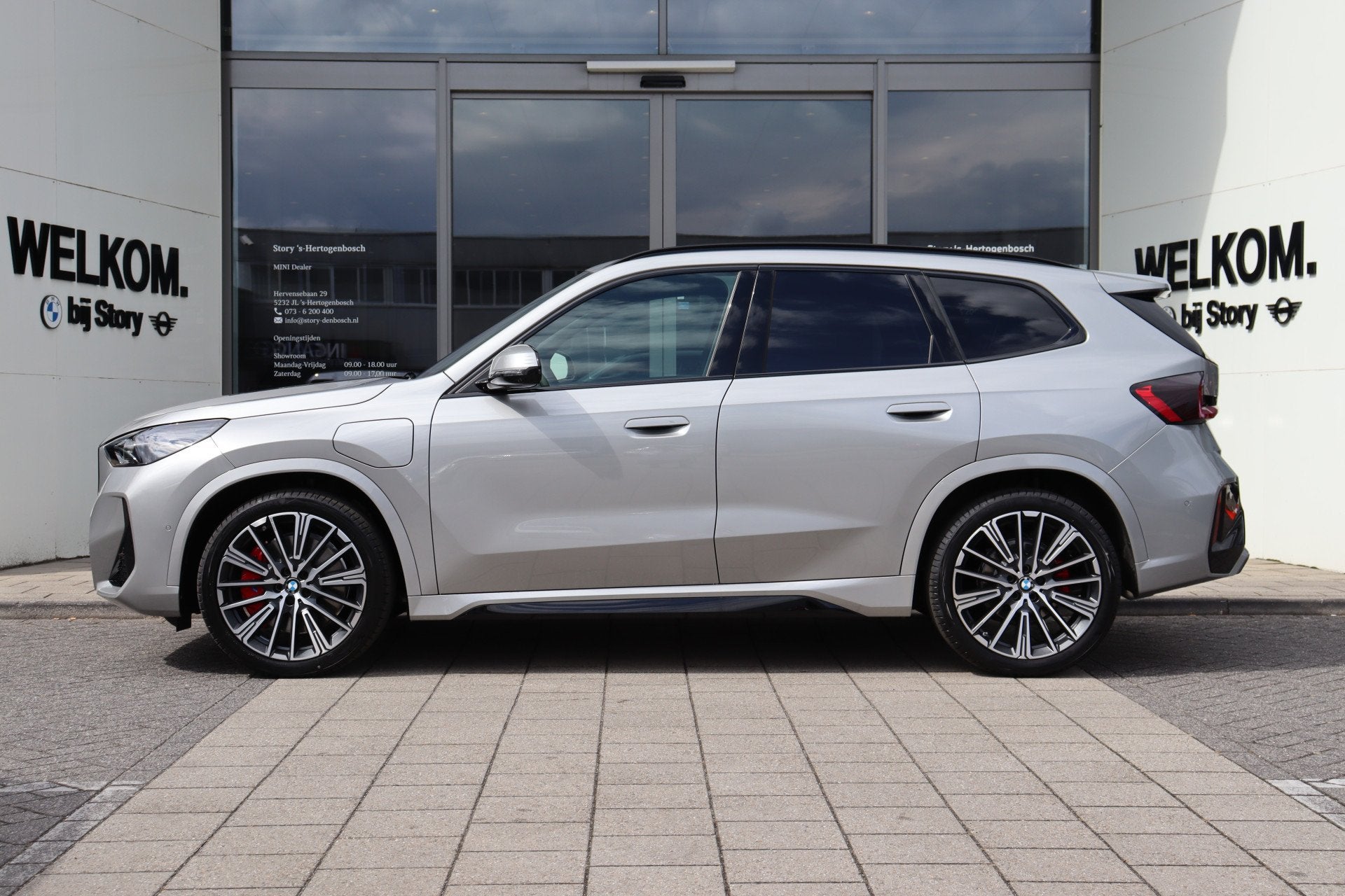 BMW X1 xDrive25e M Sport Automaat / Panoramadak / Trekhaak /, Auto's, Dealer onderhouden, Zwart, Bedrijf, 3 cilinders