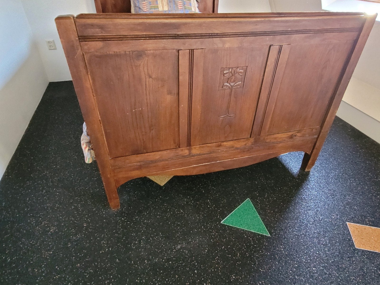 Antiek houten ledikant met houtsnijwerk, Ophalen