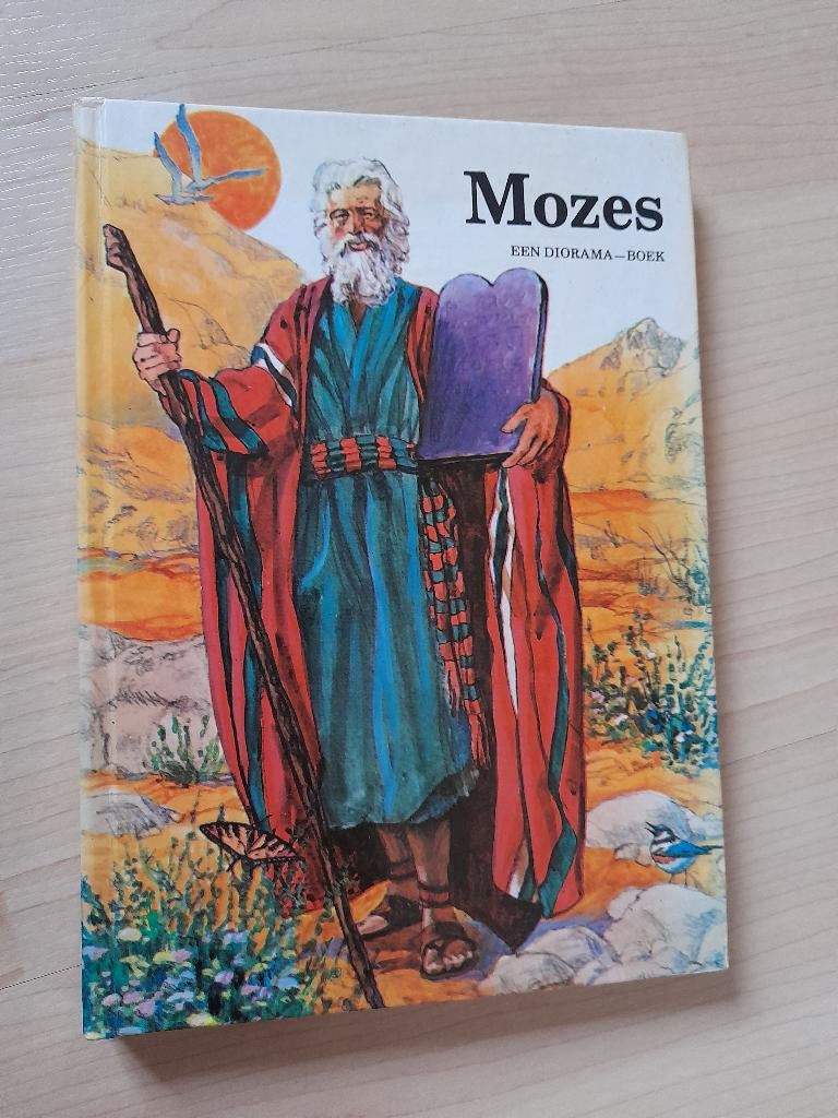 MOZES  DIORAMA BOEK, Ophalen of Verzenden, Gelezen