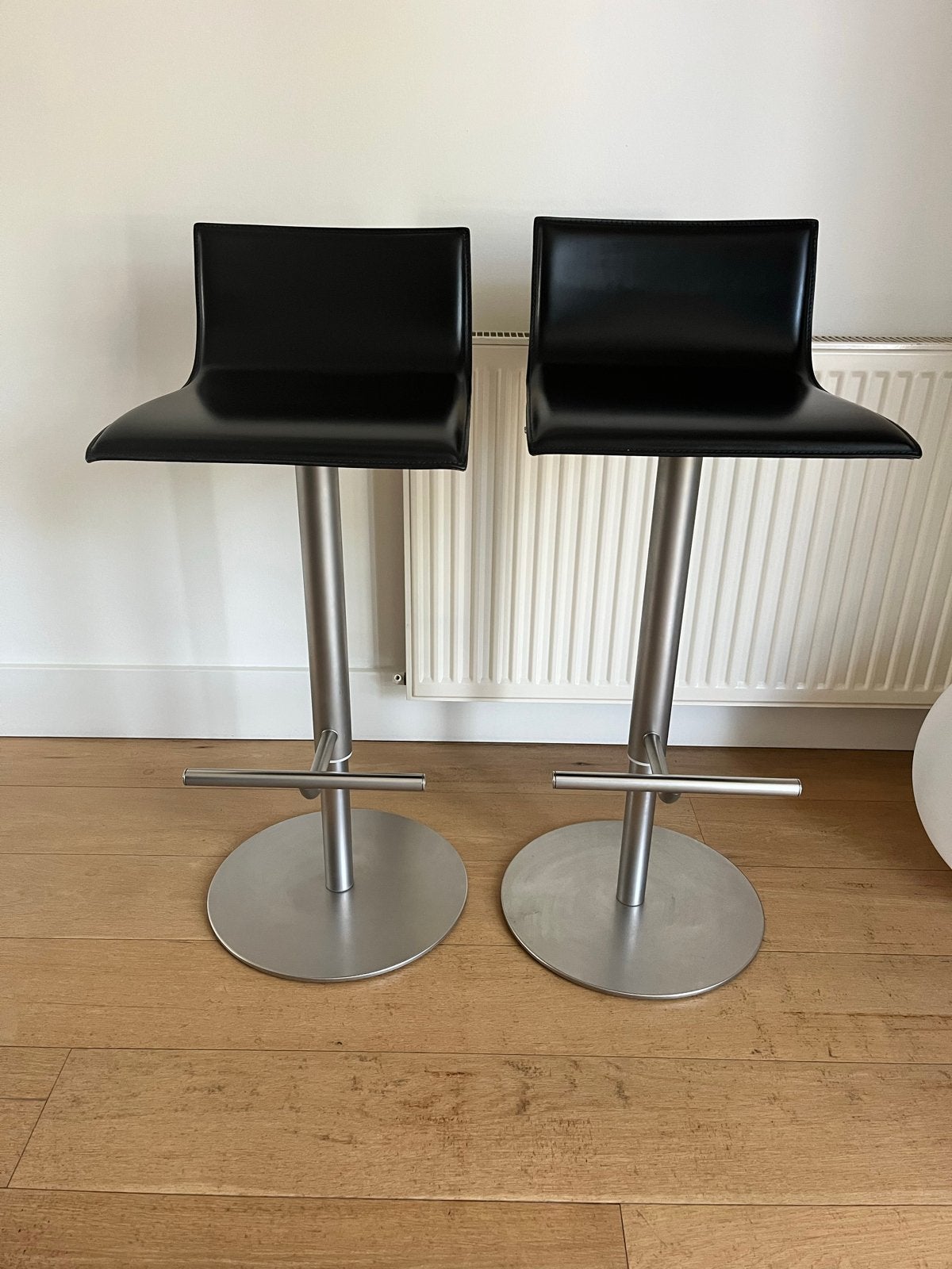 La Palma Thin S24 barkrukken - Zwart leer, RVS onderstel, Huis en Inrichting, Barkrukken, Ophalen, Met voetsteun, 60 tot 90 cm