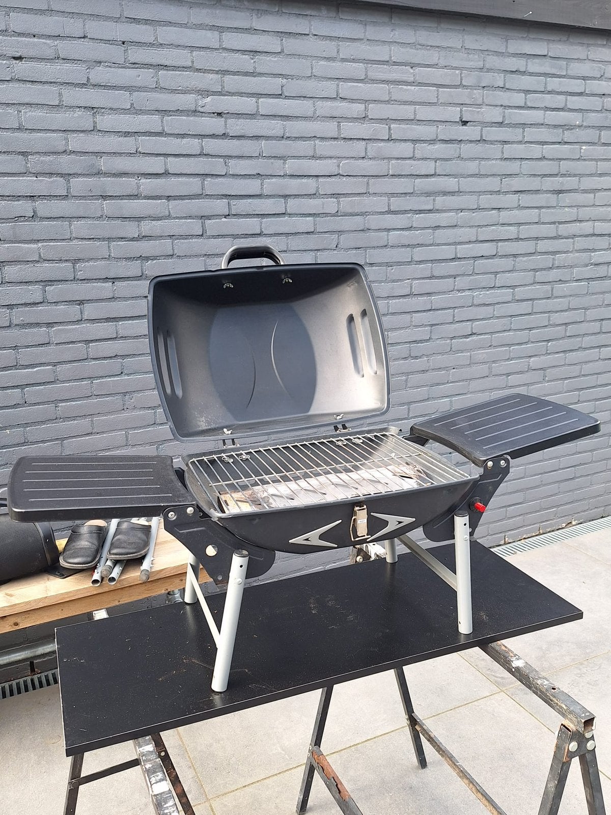 Gas BBQ / barbecue met inklapbare poten en zijtafels, Ophalen