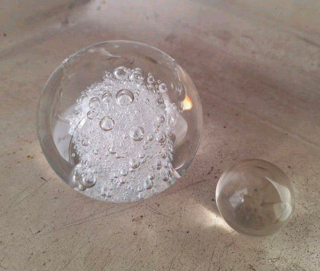 Set van 2 glazen bollen: decoratie & presse-papier, Ophalen of Verzenden, Zo goed als nieuw, Glas