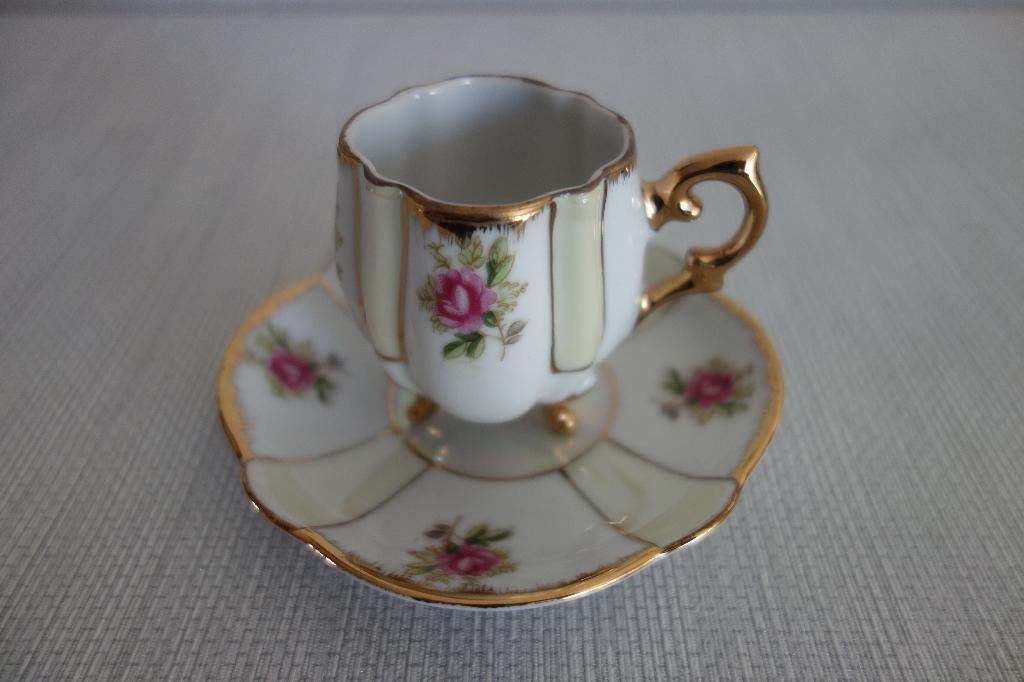Kop en schotel afb. roos klassiek, Huis en Inrichting, Keuken | Servies, Ophalen of Verzenden, Zo goed als nieuw, Overige stijlen