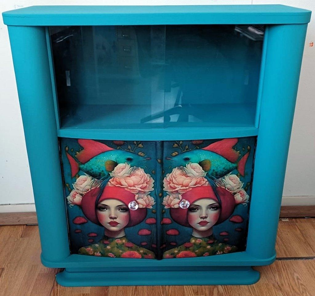 Een blauw vitrinekastje “Vrouw met Vis”, buffetkast, kast, Huis en Inrichting, Kasten | Vitrinekasten, Zo goed als nieuw, 150 tot 200 cm