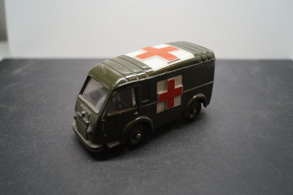 Dinky toy Ambulance Militair  no 80F Bieden vanaf €32, Antiek en Kunst, Verzenden
