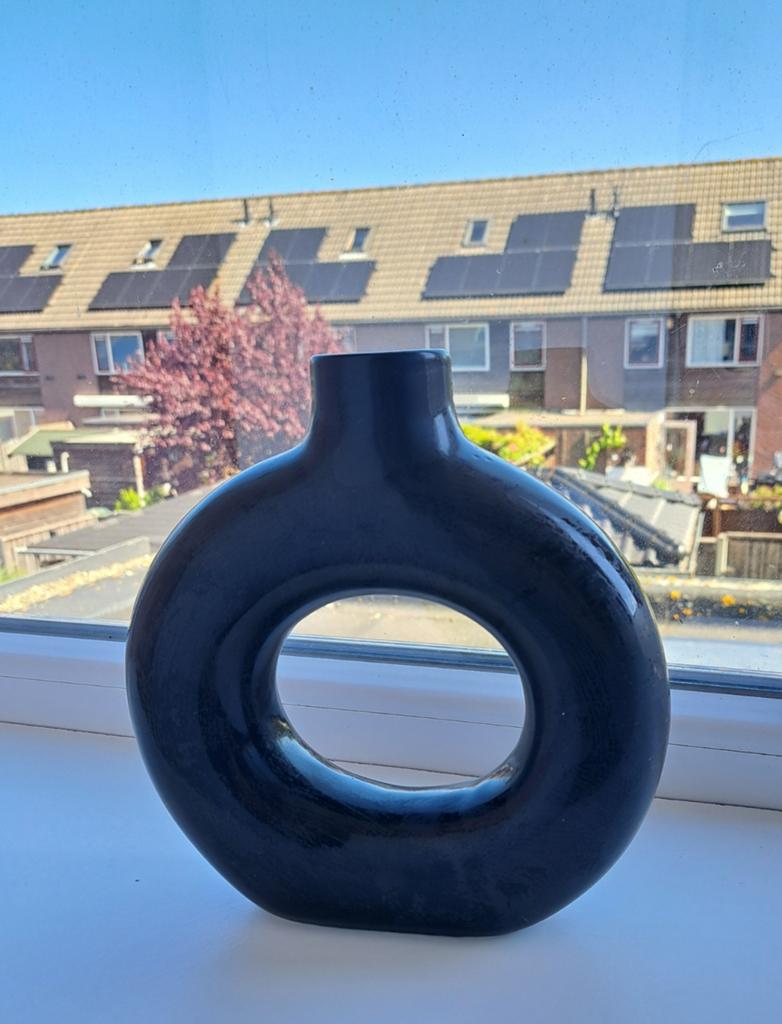 Moderne zwarte donut vaas, Huis en Inrichting, Woonaccessoires | Vazen, Ophalen of Verzenden, Zo goed als nieuw, Zwart