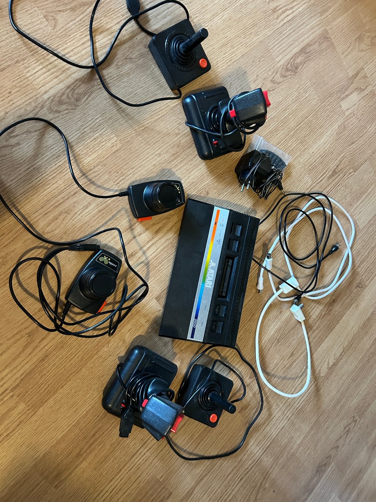 Atari 2600 met 5 controllers en accessoires en 32 games, Spelcomputers en Games, Spelcomputers | Atari, Ophalen of Verzenden, Gebruikt