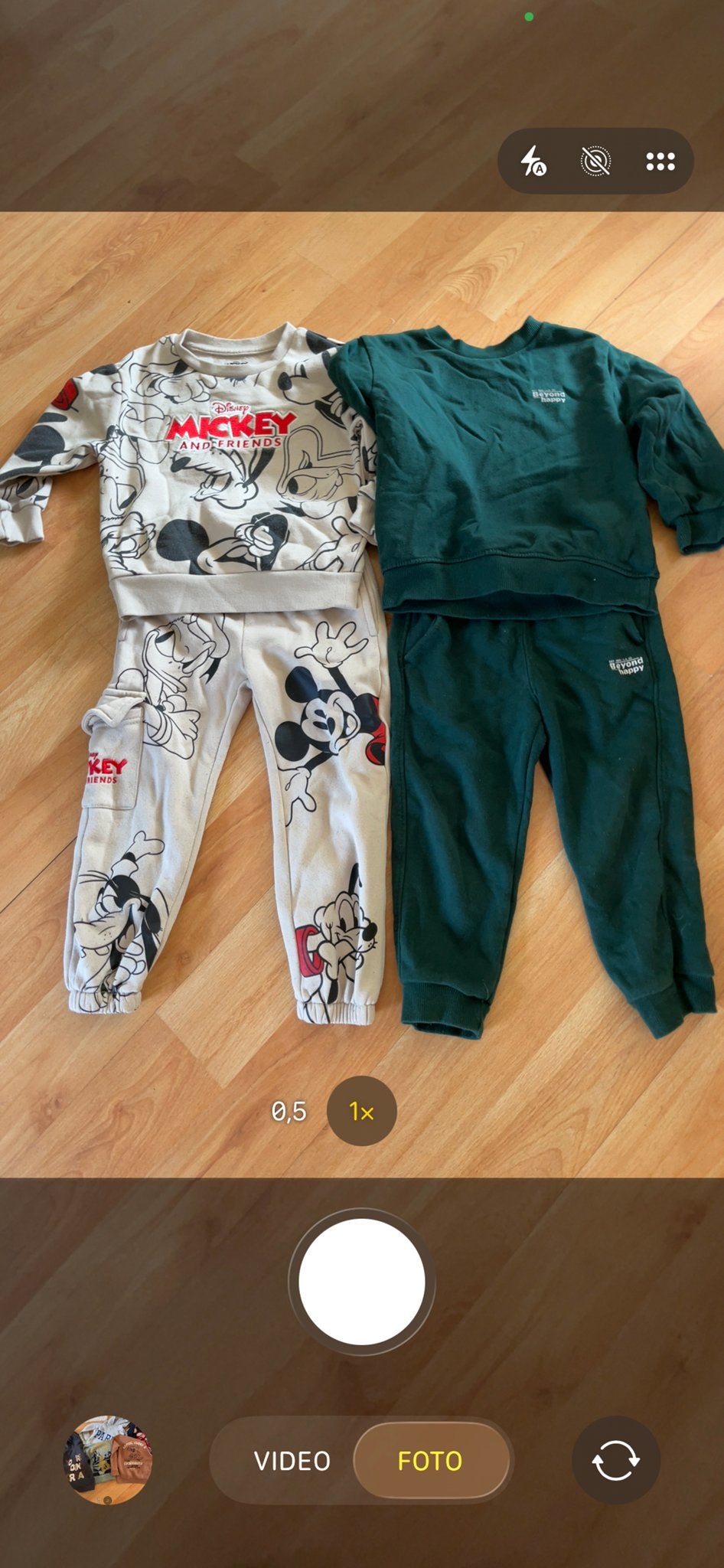 2 Jongens Joggingpakken Maat 104 - Mickey Mouse & Groen, Ophalen of Verzenden, Gebruikt, Jongen, Setje