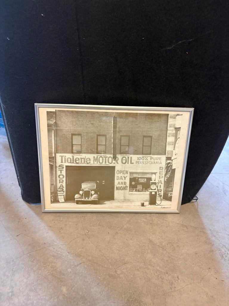 Ingelijste zwart-wit foto van Tialene Motor Oil, Huis en Inrichting, Woonaccessoires | Schilderijen, Tekeningen en Foto's, Ophalen