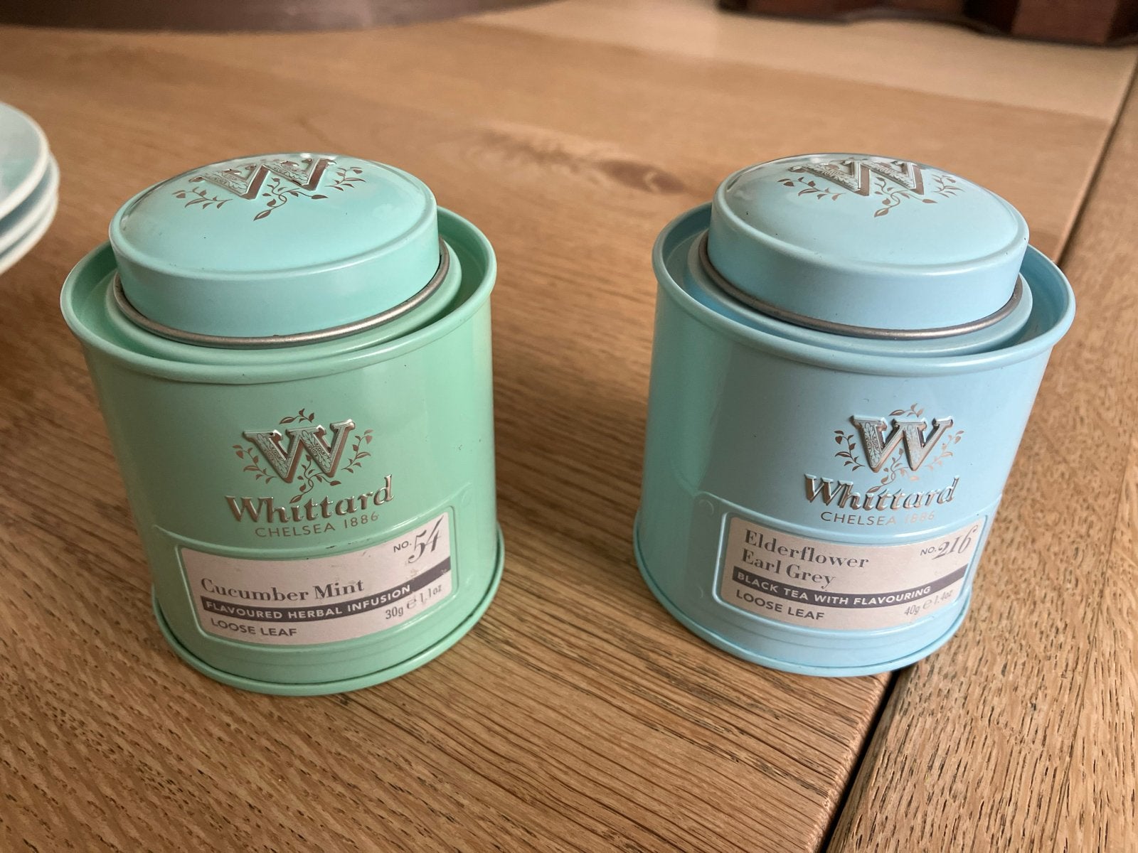 Whittard theeblikjes 2x pastelkleur mint groen en baby blauw, Gebruikt, Ophalen of Verzenden, Metaal, Meerkleurig