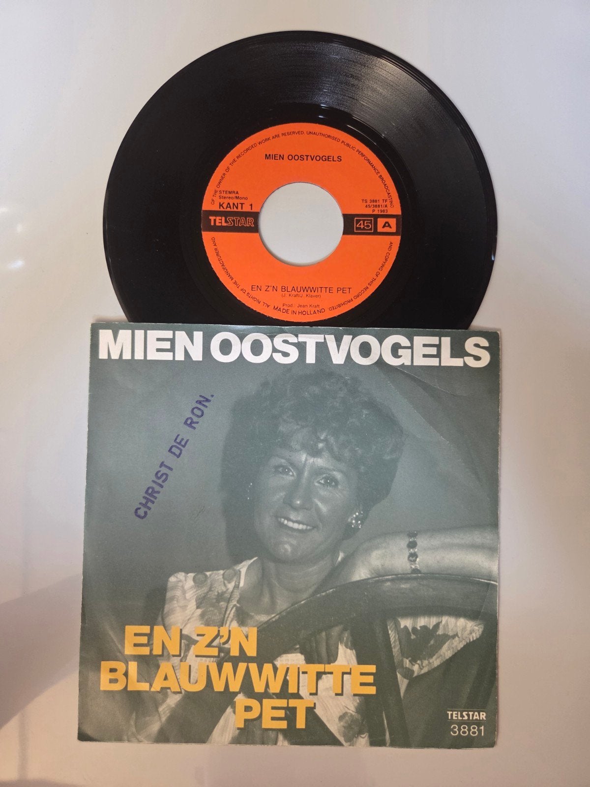 Mien Oostvogels - En z'n blauwwitte pet, Ophalen of Verzenden, Gebruikt