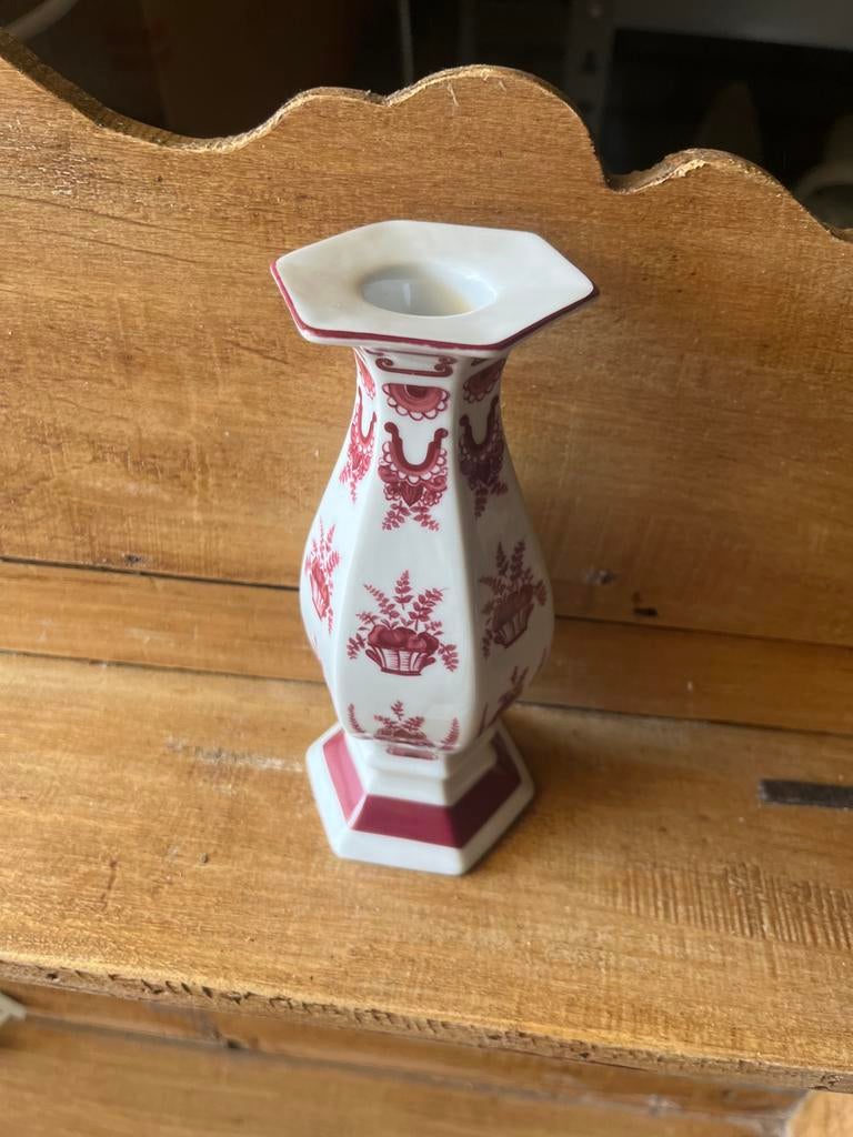 Zeshoekige vaas met rood-witte decoratie, Antiek en Kunst, Antiek | Keramiek en Aardewerk, Ophalen of Verzenden