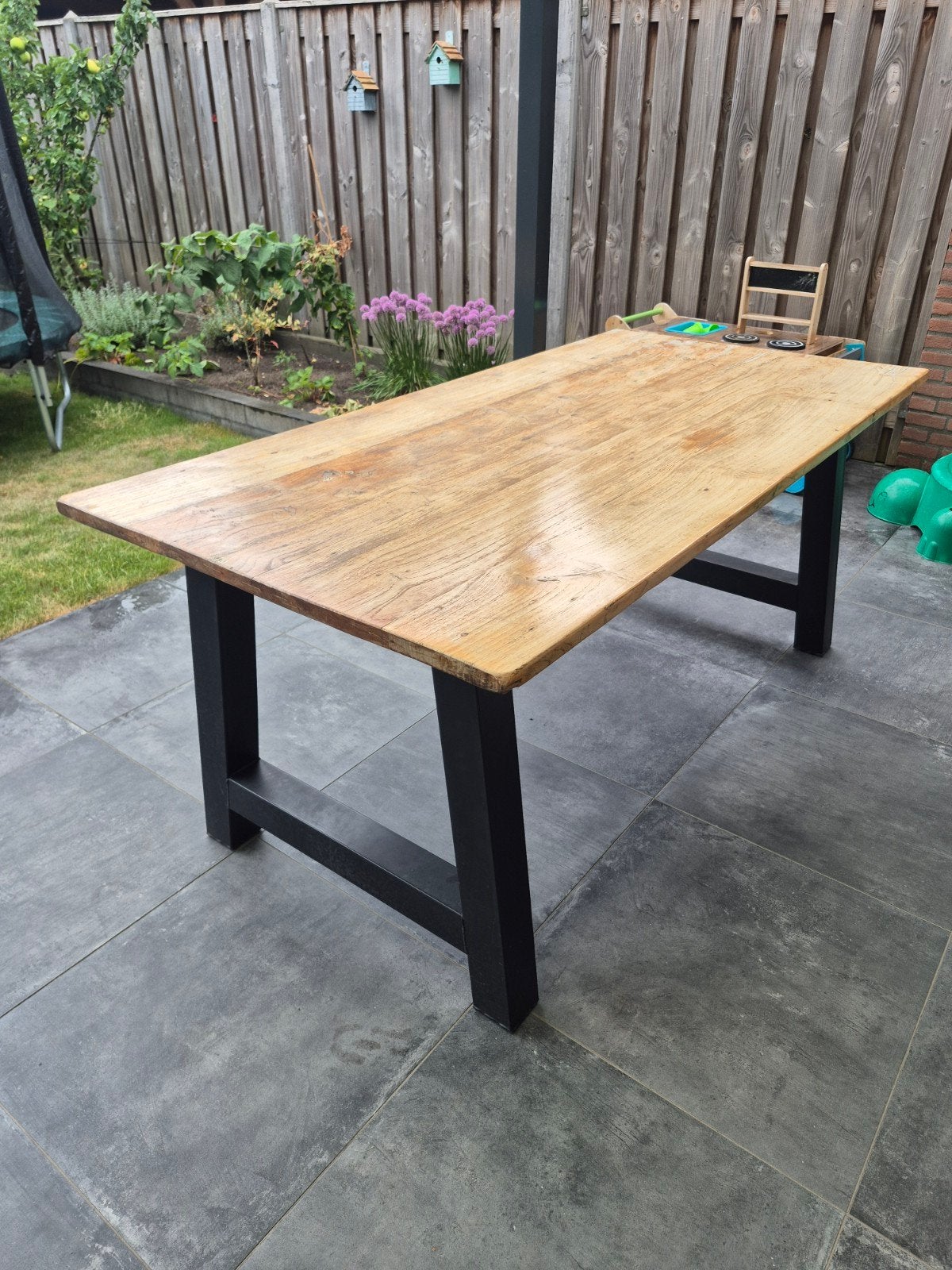 Houten tuintafel met zwart onderstel, Ophalen, Gebruikt, Rechthoekig