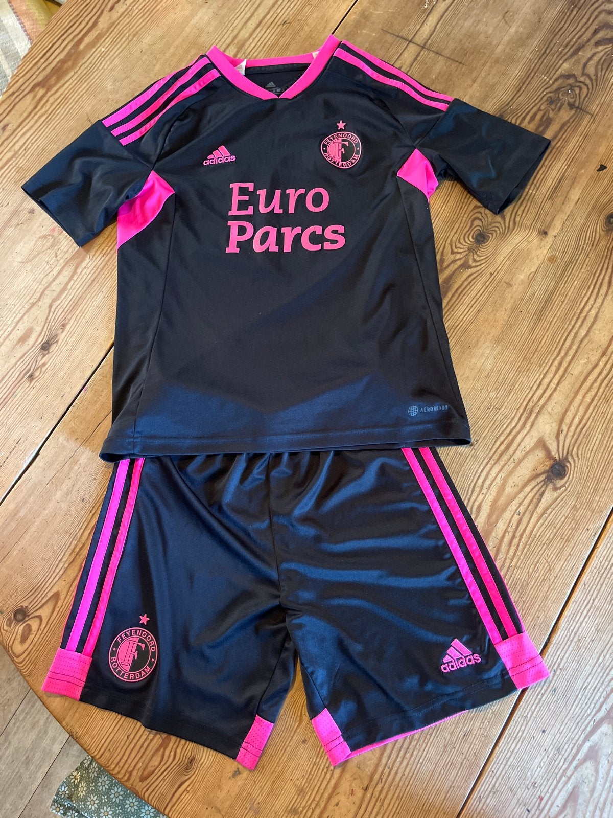 Feyenoord uitshirt Toornstra 28 roze/zwart kindermaat, Ophalen of Verzenden, Zo goed als nieuw, Jongen of Meisje, Broek