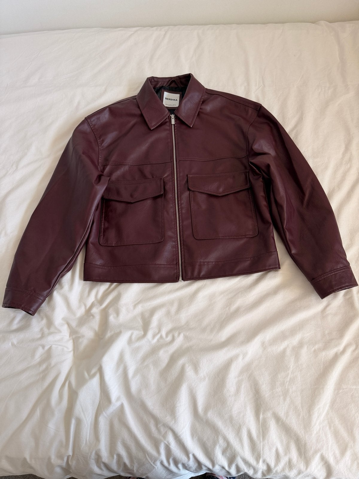 Bershka Faux Leren Jas - Bordeauxrood, Kleding | Heren, Ophalen of Verzenden, Zo goed als nieuw, Maat 48/50 (M), Overige kleuren