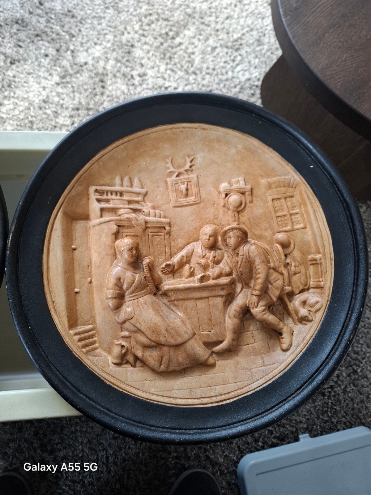 Decoratieve wandplaat van klei of gips met reliëf, Ophalen