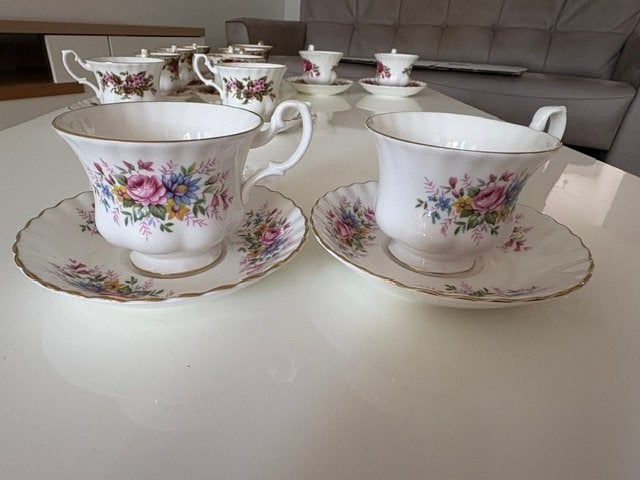 Royal Albert Servies, Huis en Inrichting, Keuken | Servies, Ophalen, Zo goed als nieuw, Overige stijlen, Kop(pen) en/of Schotel(s)