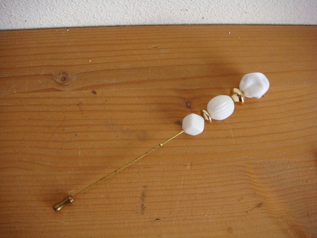 Hoedenspeld met drie witte kralen, Antiek en Kunst, Antiek | Kleding en Accessoires, Ophalen of Verzenden