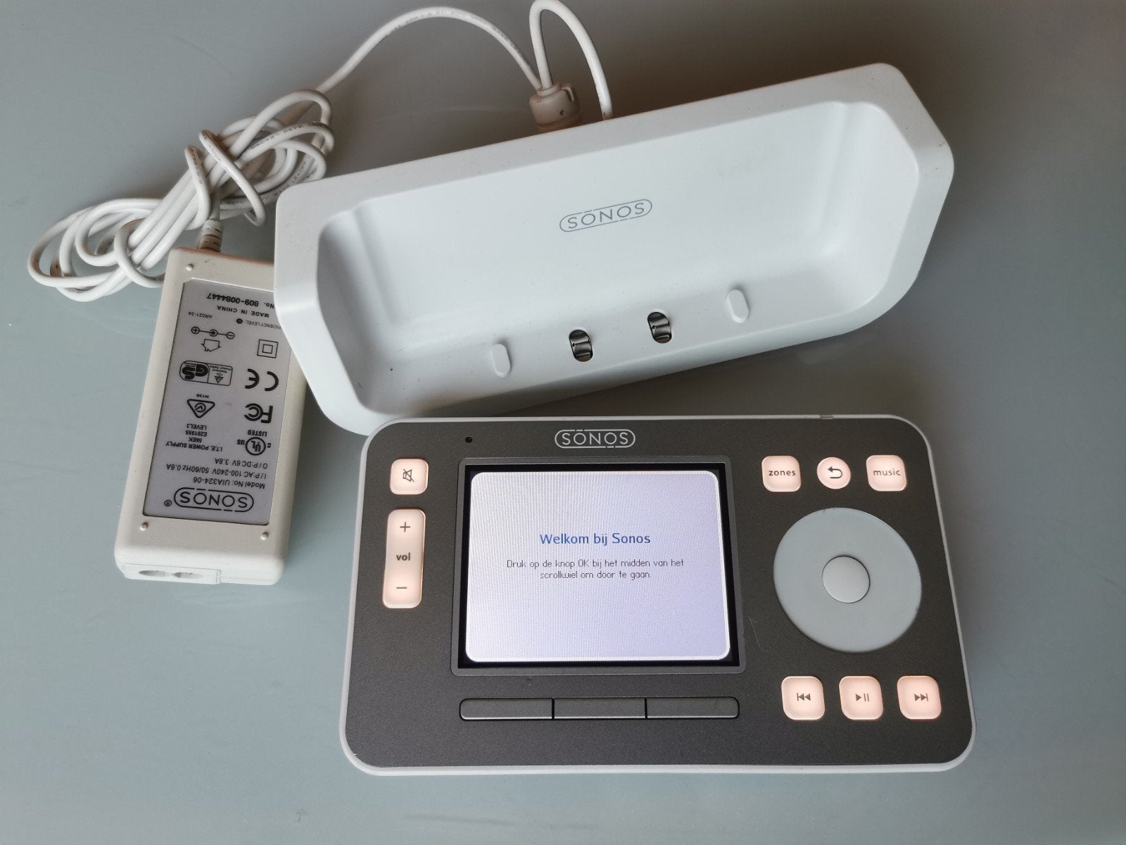 Sonos Controller CR100 met oplaadstation en adapter, Ophalen of Verzenden, Gebruikt, Overige merken, Losse componenten