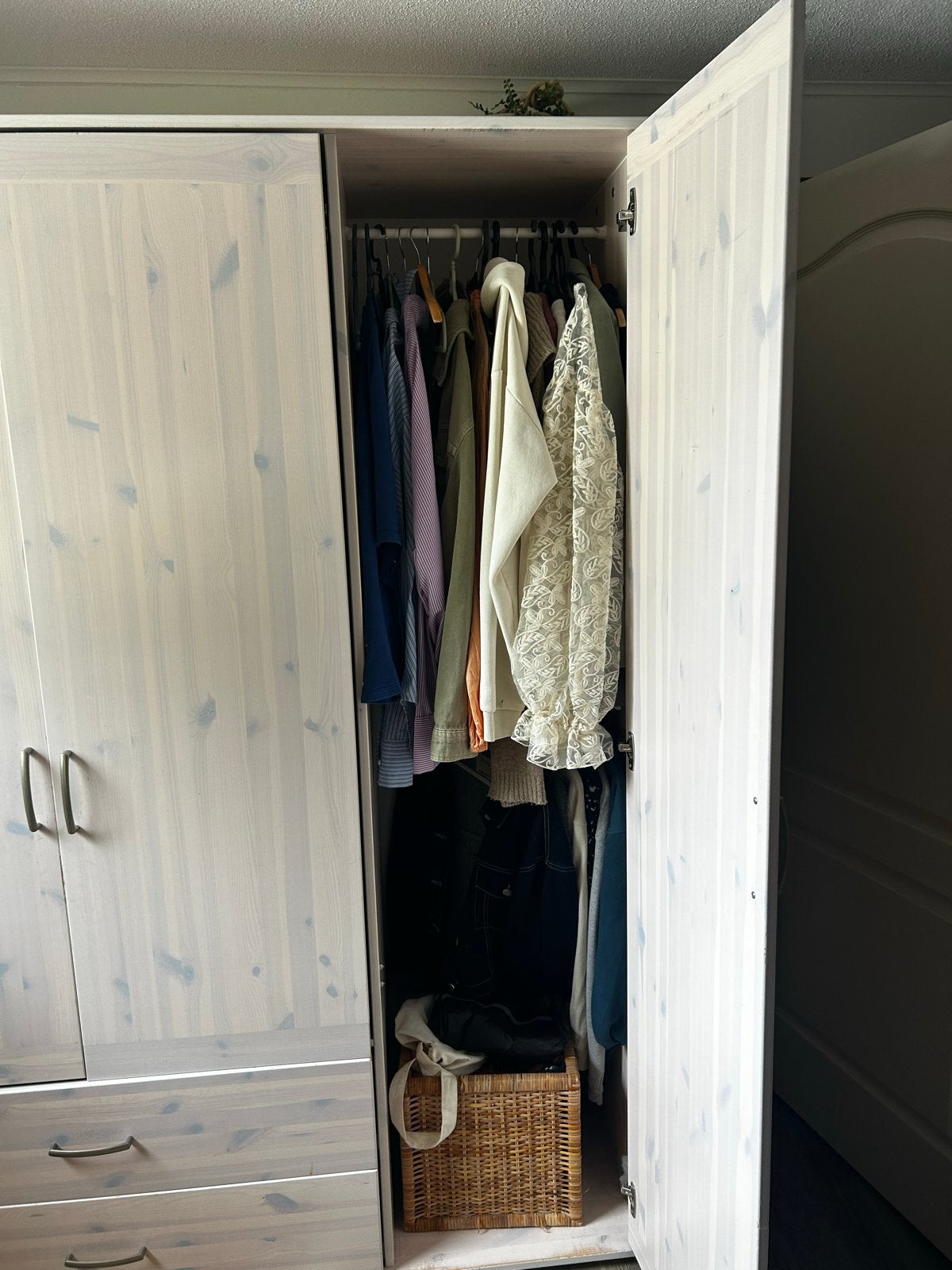 Foto 3 van 2 white wash kledingkasten, 2 ladekastjes en buro - Dordrech