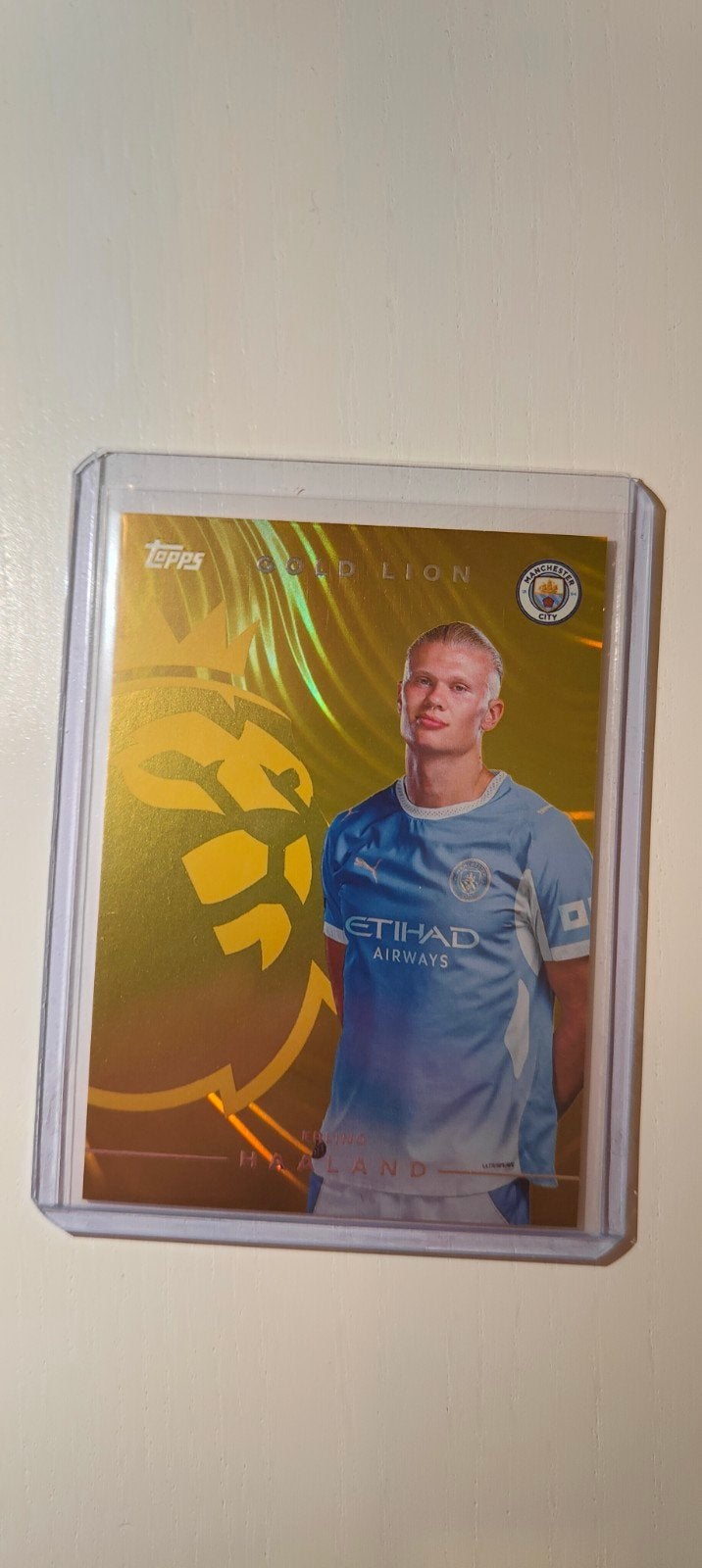 Topps Flagship Premier League 26/27 Haaland Gold Lion, Ophalen of Verzenden, Zo goed als nieuw, Buitenlandse clubs, Spelerskaart