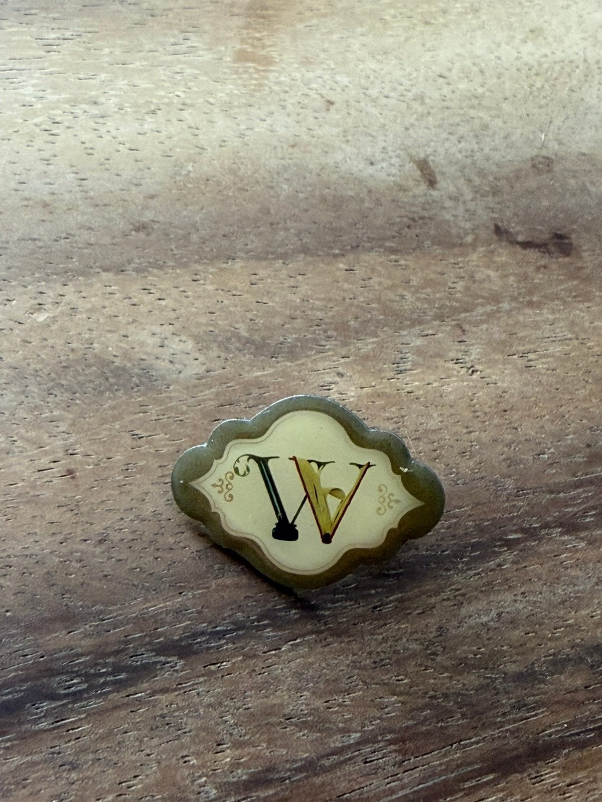 Efteling pin uit alfabet set. De letter W, Verzamelen, Efteling, Ophalen of Verzenden, Zo goed als nieuw, Button of Speldje