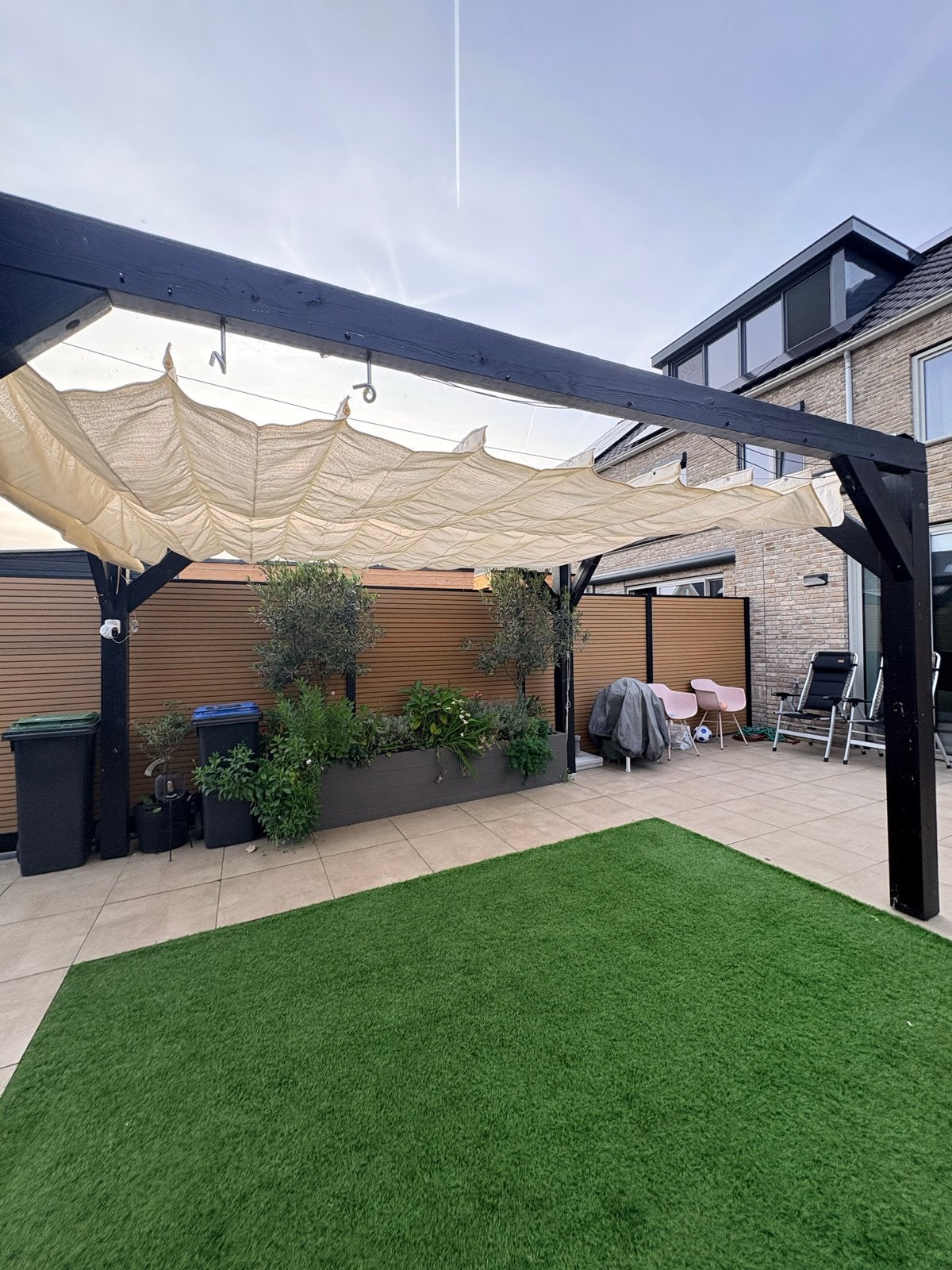 Stijlvolle Zwarte Pergola met Crèmekleurig Schaduwdoek, Ophalen, Zo goed als nieuw, Tuinpaviljoen