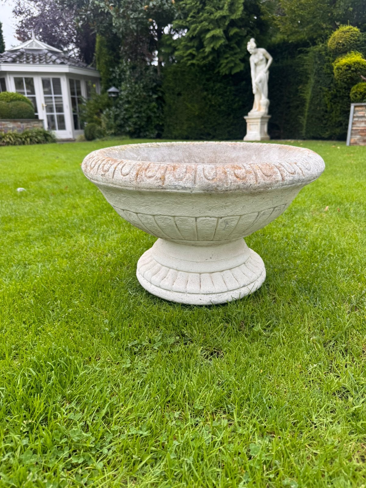 Mooie witte betonnen bloembak op voet te koop!, Tuin en Terras, Ophalen, Gebruikt