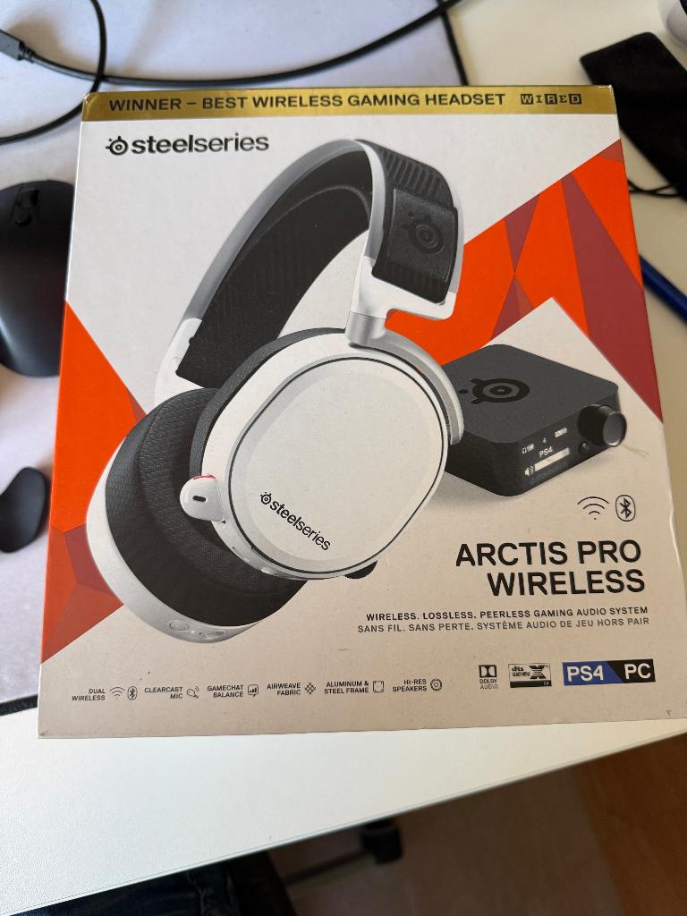 Steelseries Arctis Pro Wireless Wit, Computers en Software, Headsets, Zo goed als nieuw, Over-ear, Draadloos, Gaming headset, Inklapbare microfoon