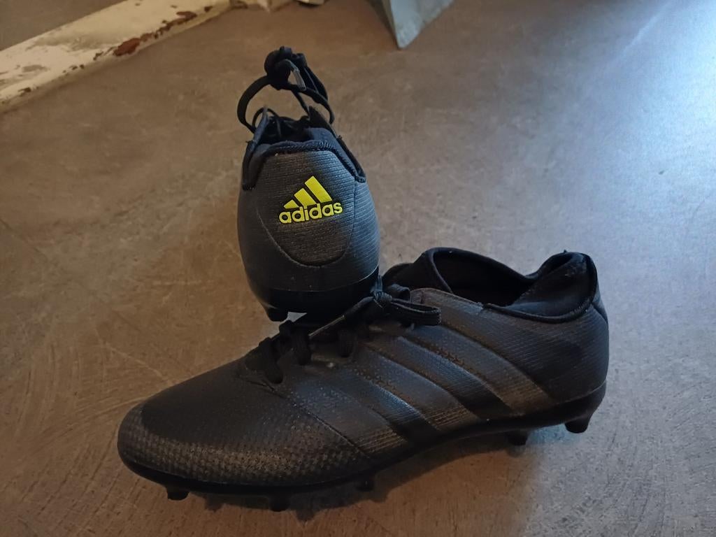 Adidas voetbalschoen 38 2/3, Maat XS of kleiner, Ophalen of Verzenden, Zo goed als nieuw, Schoenen
