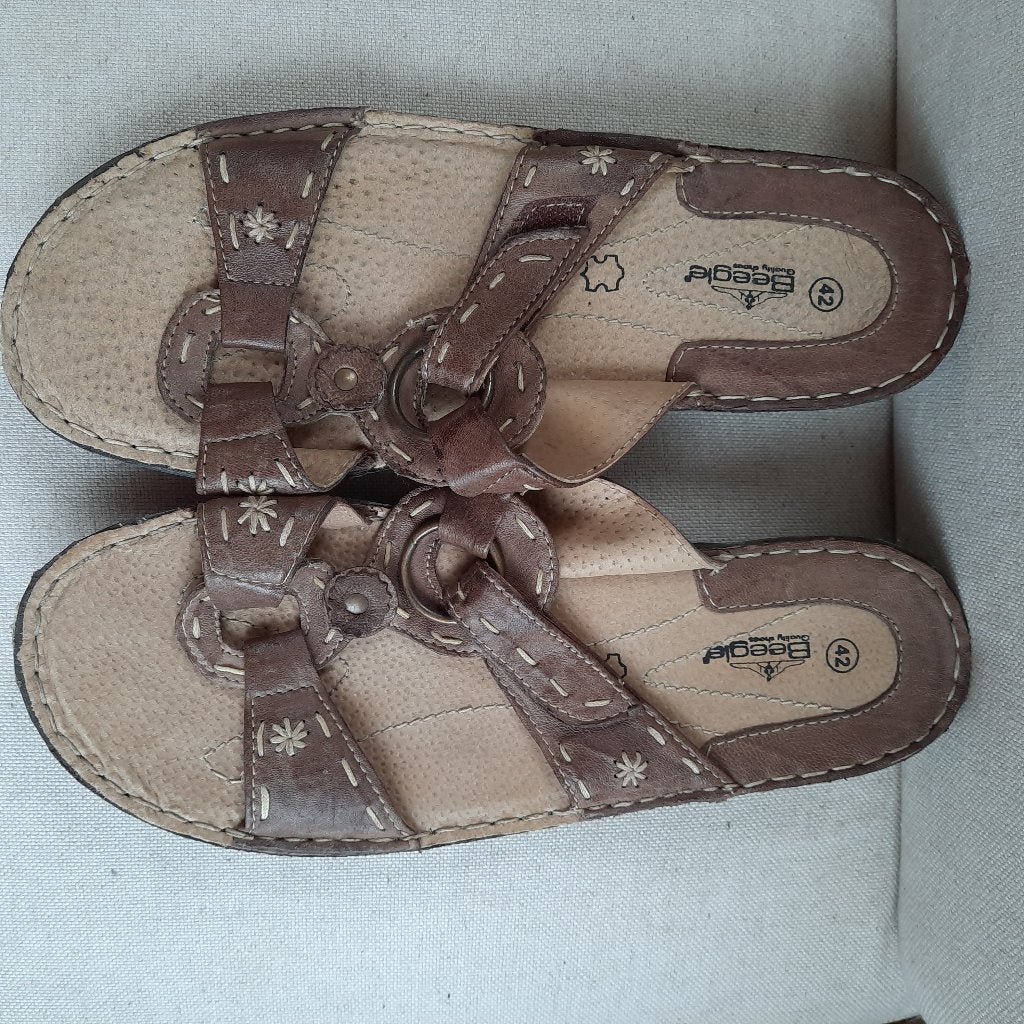 BEEGLE slippers bruin leer maat 42 - nieuw -, Bruin, Beegle, Nieuw, Ophalen of Verzenden