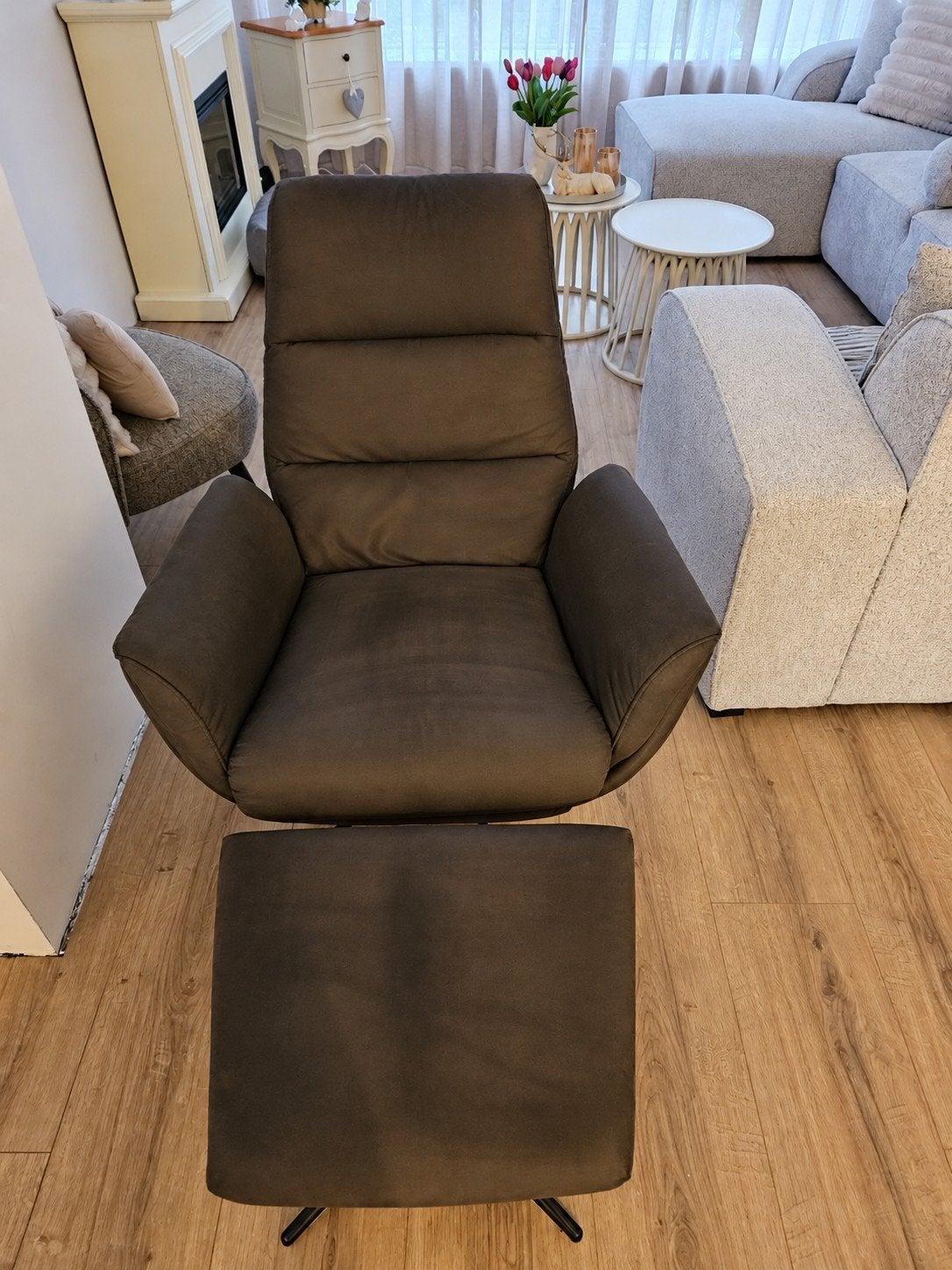 mooi heerlijk zittende bruine  fauteuil+ voetenkruk €90, Ophalen, Zo goed als nieuw, Leer, Modern