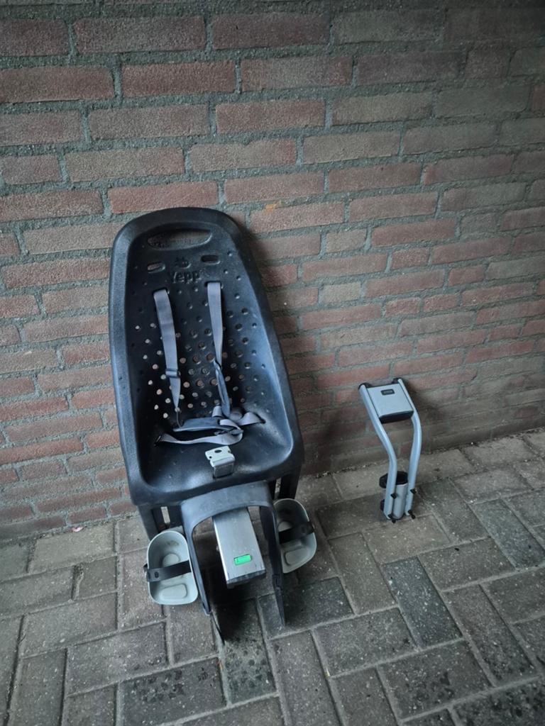 Yepp fietsstoeltje achterzitje zwart met voetsteuntjes, Ophalen, Gebruikt, Voetsteuntjes
