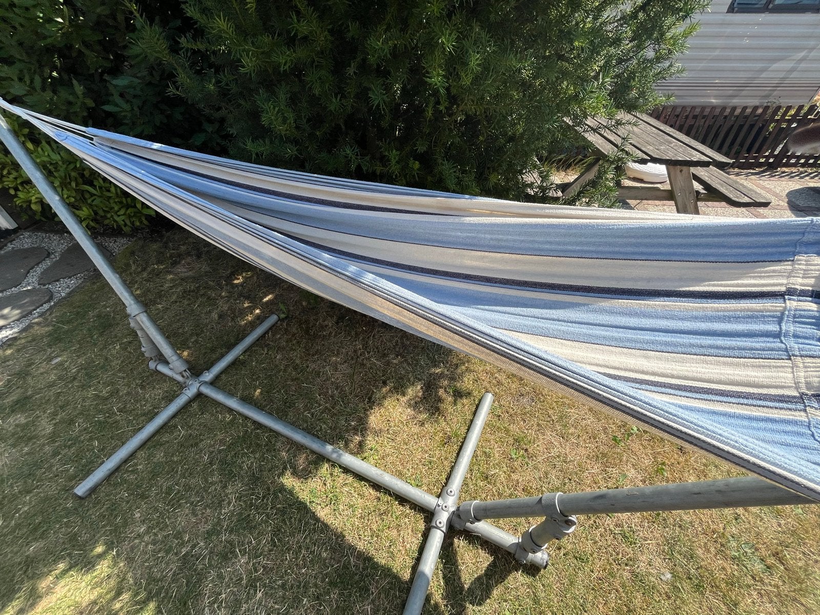 Hangmat met robuust ijzeren steigerbuizen frame, Ophalen, Binnen, Gebruikt, Met standaard