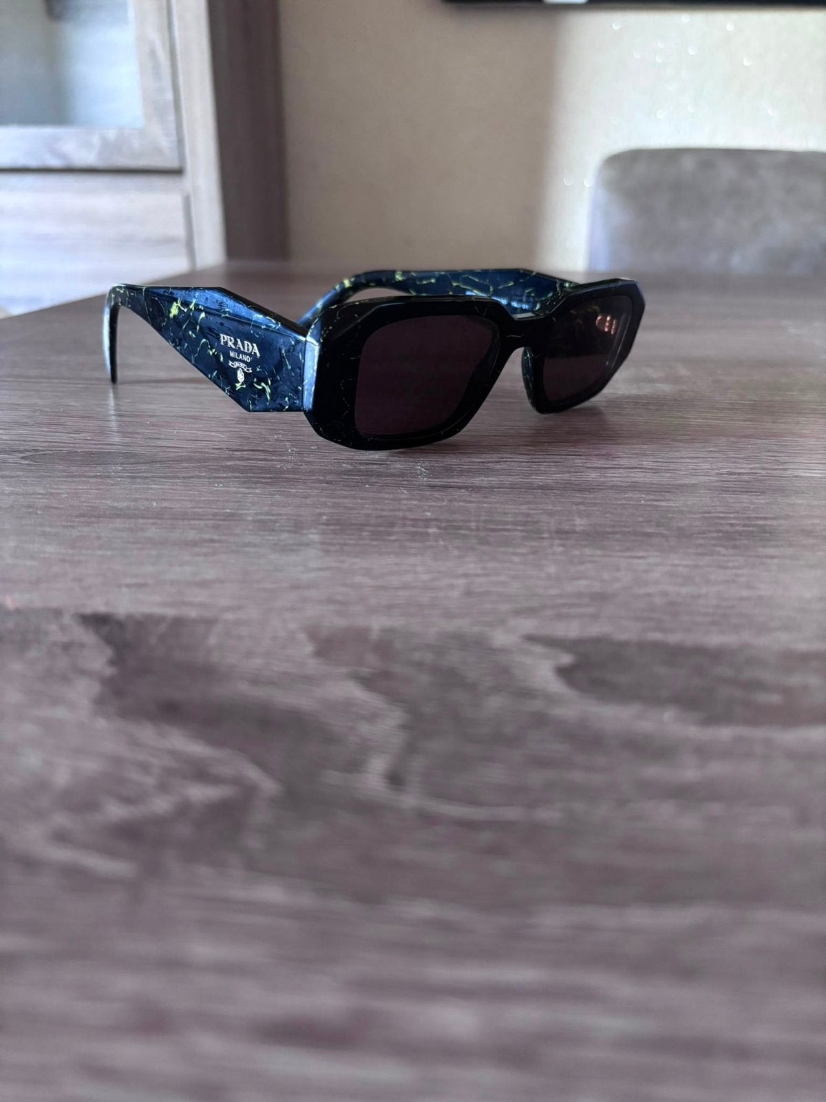 Prada zonnebril, Sieraden, Tassen en Uiterlijk, Zonnebril, Zwart, Zo goed als nieuw, Ophalen