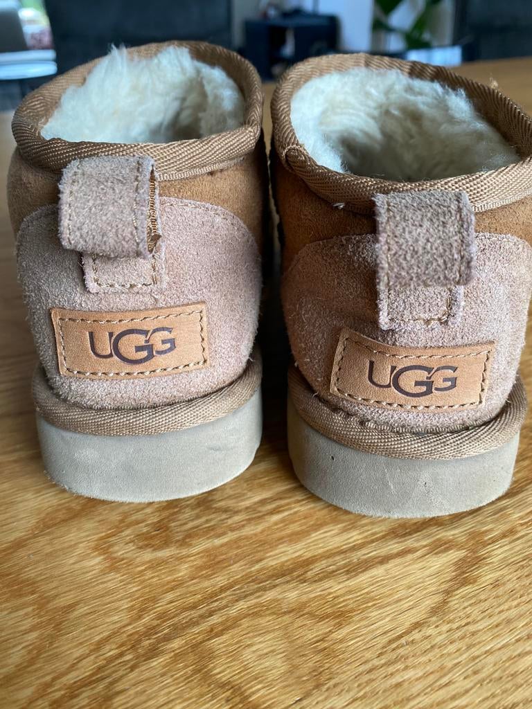 Lage uggs mini 36, Kinderen en Baby's, Kinderkleding | Schoenen en Sokken, Ophalen of Verzenden, Zo goed als nieuw, Jongen of Meisje