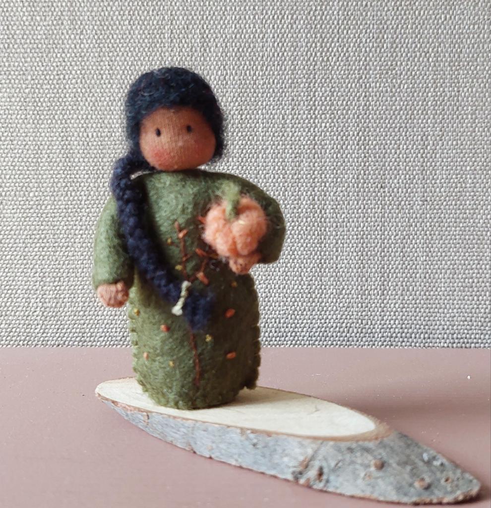 Waldorf seizoenstafel - poppetje, Ophalen of Verzenden, Nieuw, Figuurtje(s)