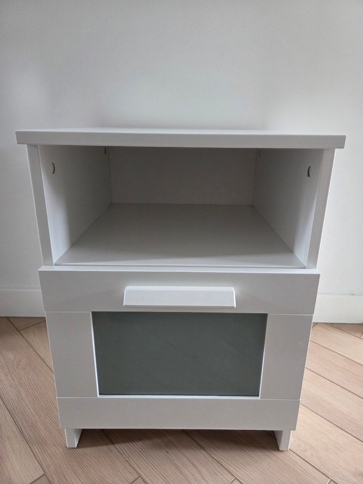 Wit nachtkastje met lade en open vak, Huis en Inrichting, Slaapkamer | Nachtkastjes, Gebruikt, 55 tot 70 cm, 45 tot 65 cm, Hout