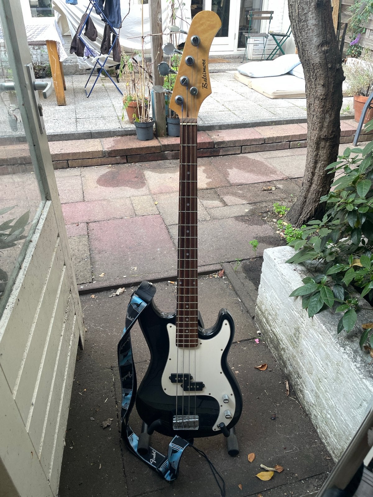 Baltimore basgitaar - Zwart met witte slagplaat, Ophalen, Gebruikt, Elektrisch, 6-snarig