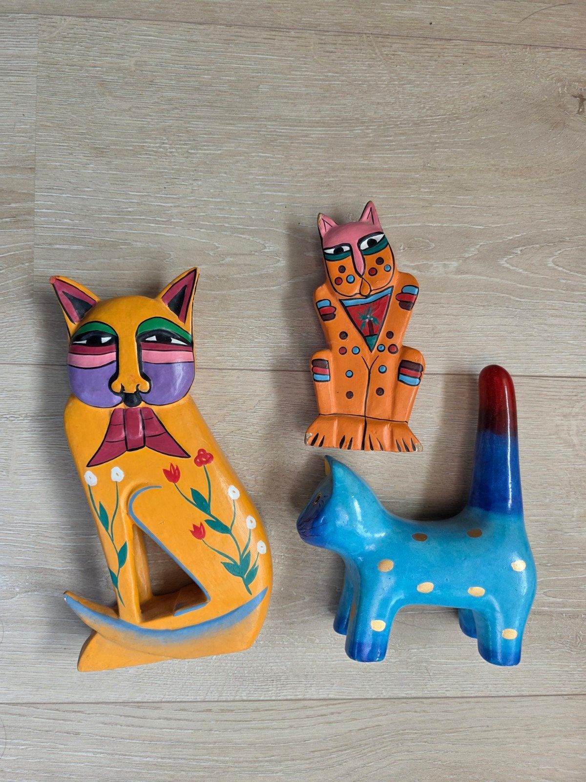 Drie vrolijke katten kunstwerkjes, Houtsnijwerk, Minder dan 20 cm, Ophalen of Verzenden, Zoogdier