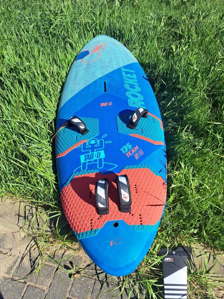 Te koop Tabou Rocket 135 team edition 2025, Ophalen, Minder dan 250 cm, Zo goed als nieuw, Met vin(nen)